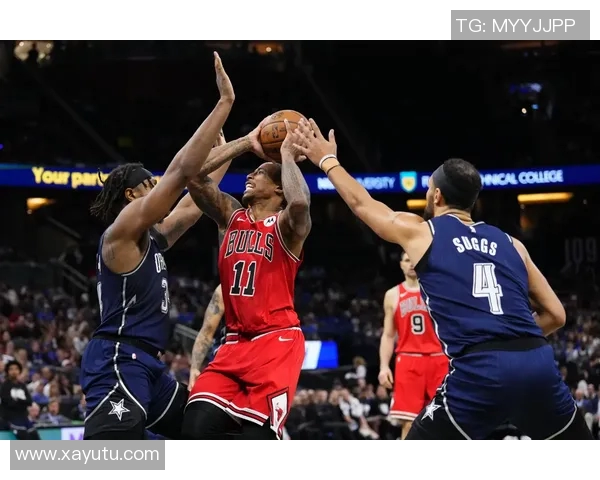 快船与独行侠激战正酣双方球员拼尽全力争夺胜利